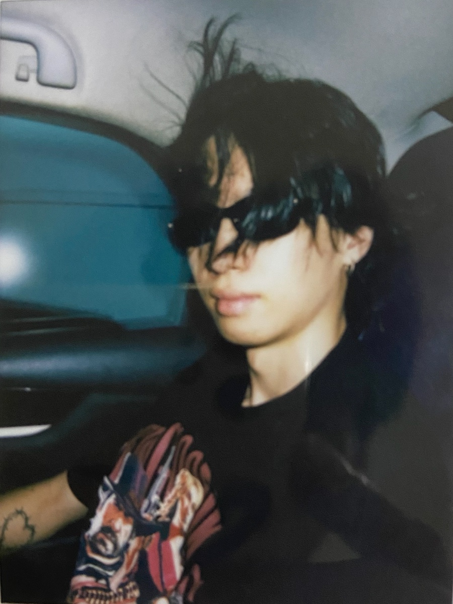 车内戴墨镜的人像